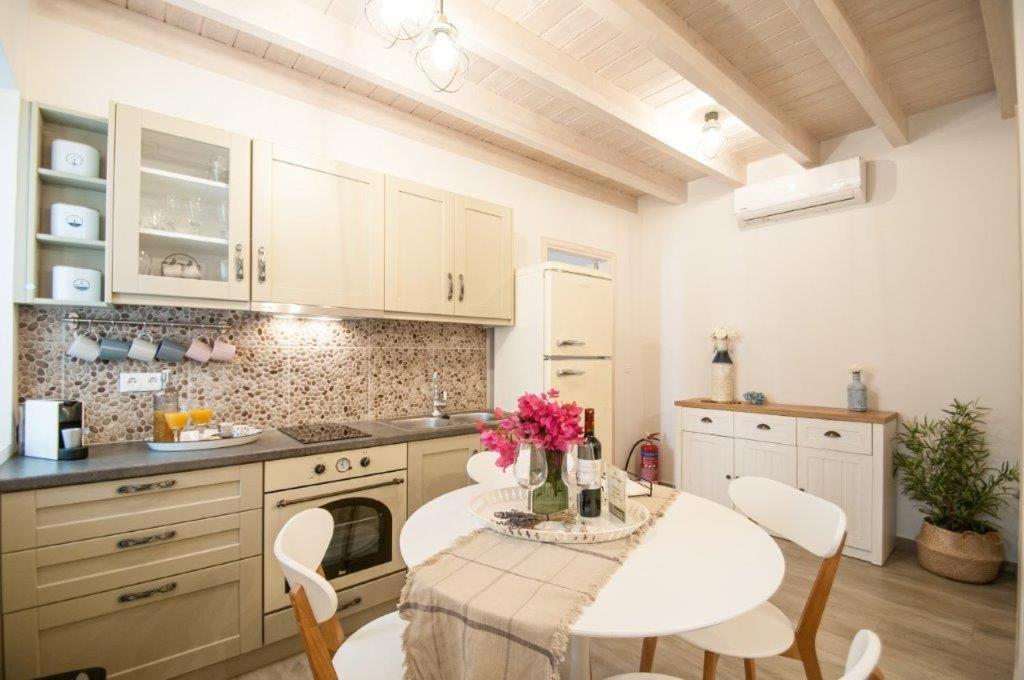 Luca'S Houses Chalki Town المظهر الخارجي الصورة